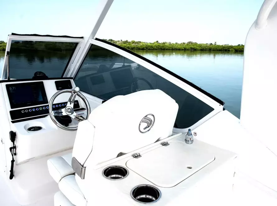 wide_transom_230cx_helm